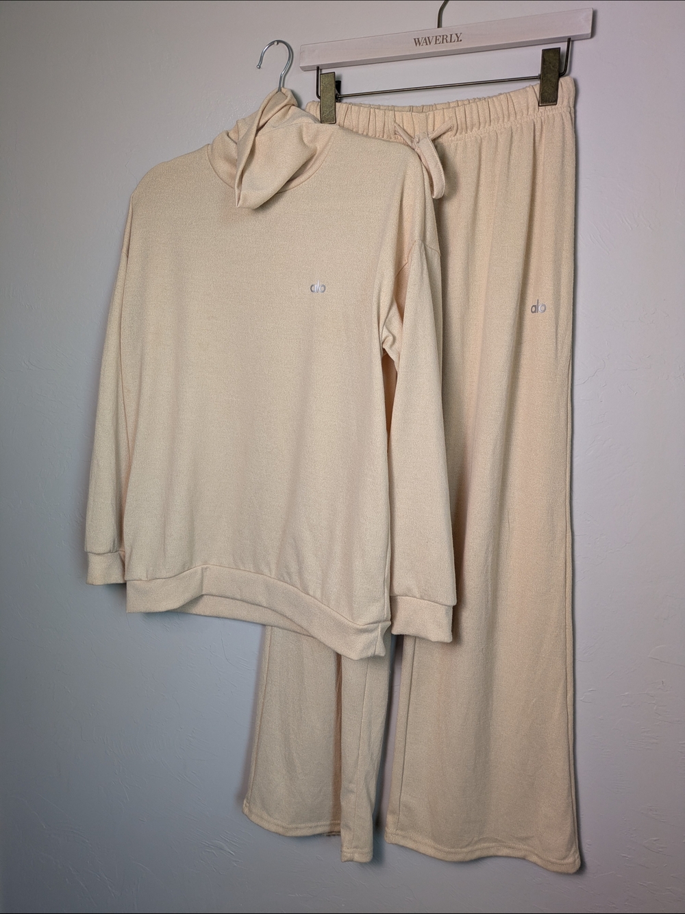 ALO Yoga M Cream Lounge Crewneck & Wide-Leg Pants Set